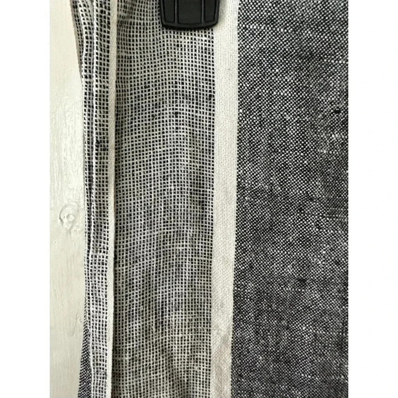 Grey & White striped modern tablecloth - Picture 3 of 4